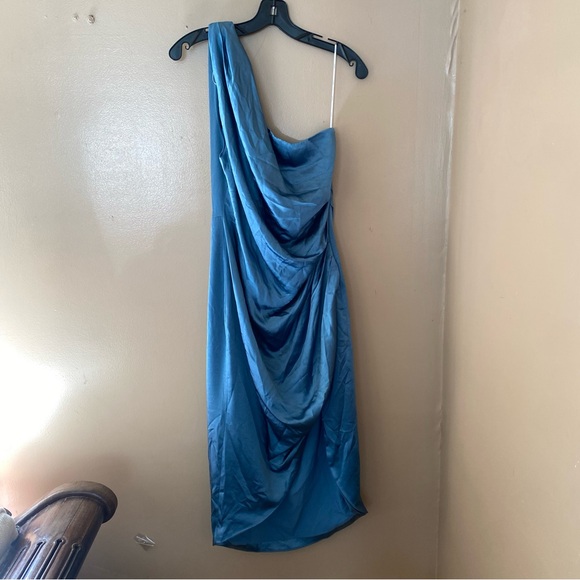 NWT Elliatt Cassini Dress in Blue satin one shoulder draped midi Revolve M - Picture 7 of 8
